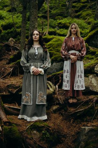 Сорочка довга з вибійкою, оздоблена мереживом Сорочка довга з вибійкою, оздоблена мереживом