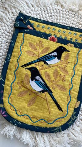 Кишеня Сороки на жовтому фоні